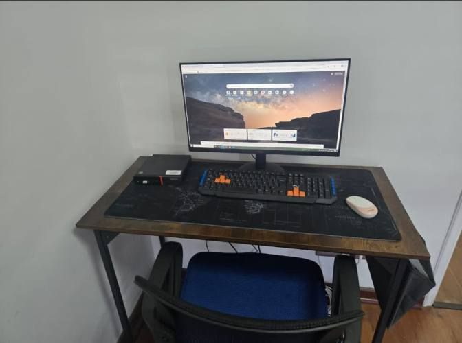 Monitor ,desktop ,silla , teclado y mesa