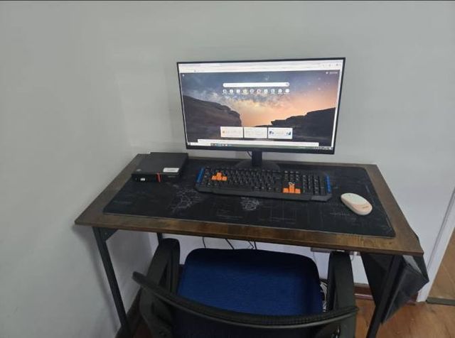 Monitor ,desktop ,silla , teclado y mesa