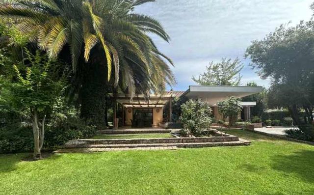 Amplia Casa con Jardín en Tranquilo Sector (133290)