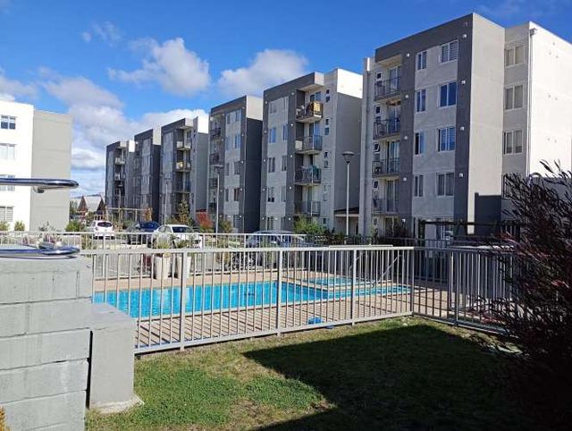 Semi Nuevo, con piscina, salón de eventos y estacionamiento.