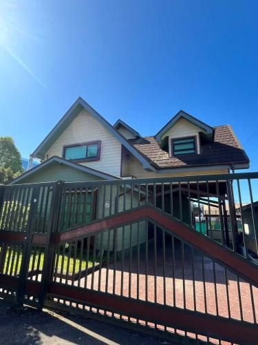 Amplia Casa con destino comercial en arriendo (133406)