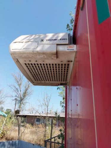 CARROCERÍA CON EQUIPO DE FRIO THERMO KING C-300