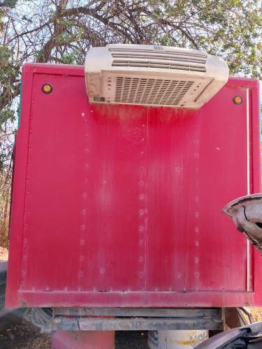 CARROCERÍA CON EQUIPO DE FRIO THERMO KING C-300