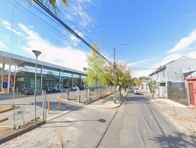 Frente Supermercado Tottus, sector céntrico, gran actividad.