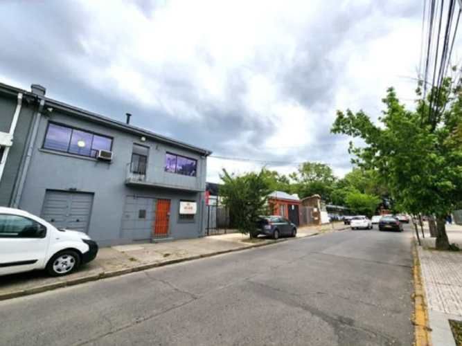 Frente Supermercado Tottus, sector céntrico, gran actividad.