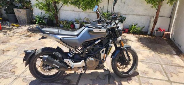 Moto Husqvarna 401 - 2022 en Excelente Estado