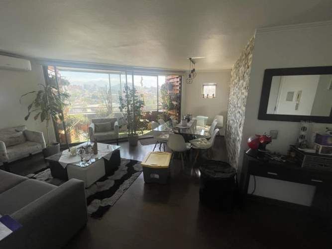 Vista Despejada Nor Oriente/Dos Estacionamientos