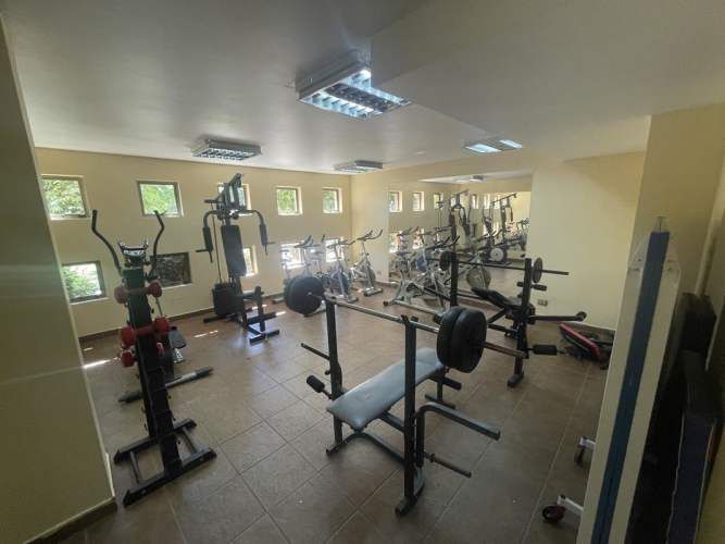 Vista Despejada Nor Oriente/Dos Estacionamientos