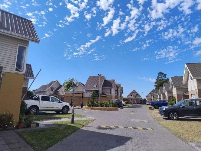 Cómoda casa en Valle San Pedro detrás del Colegio San Ignacio.
