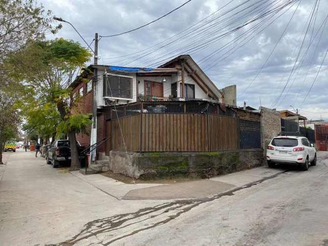 VENDO AMPLIA CASA ESQUINA  CON NEGOCIO  (133496)