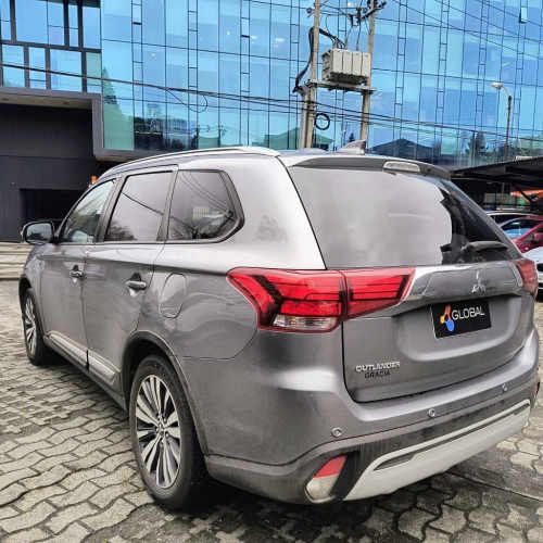 Mitsubishi outlander 4x2 2020