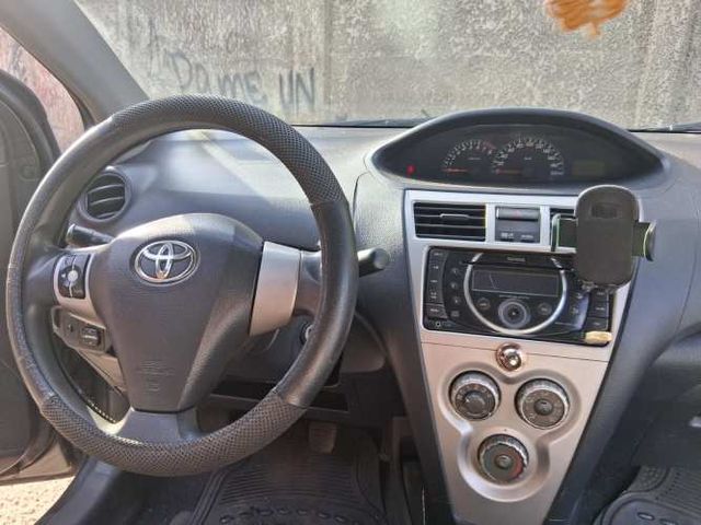 Vendo toyota yaris sedan 2013 Gli Japones