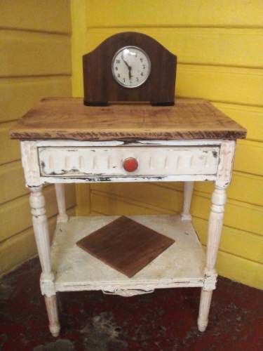 2 Veladores de Madera Antigua mas Reloj de Sobremesa