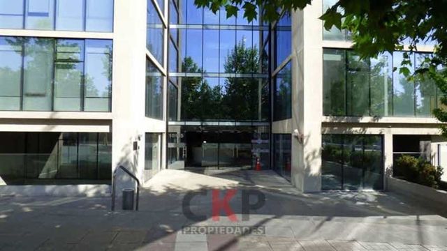 OFICINA Av Las Condes / Estoril