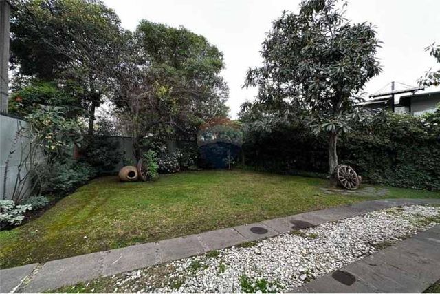 Funcional casa buena conectividad y amplio jardín