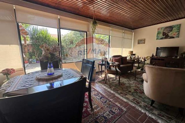 Con potencial para renovación, barrio tranquilo