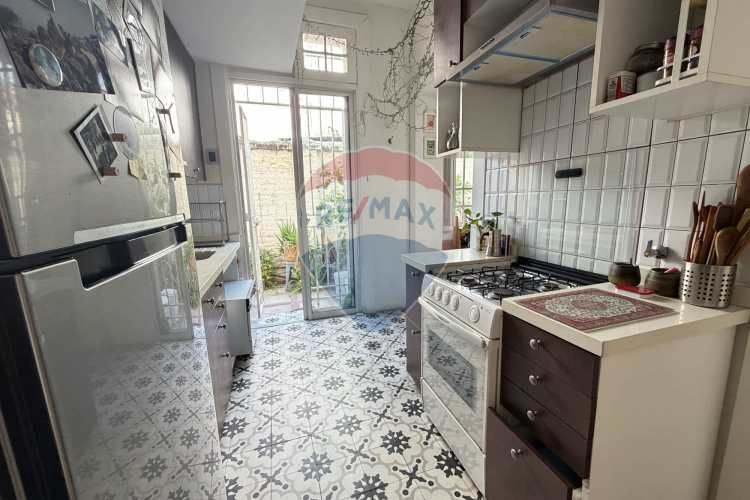 Casa neoclásica amplia y luminosa