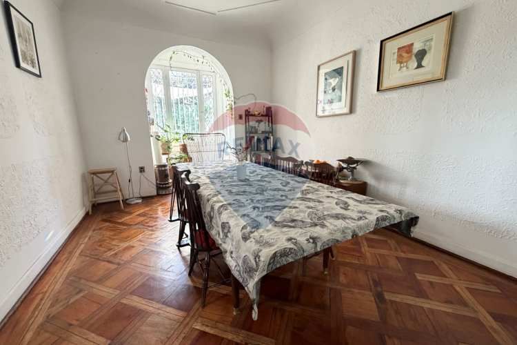 Casa neoclásica amplia y luminosa