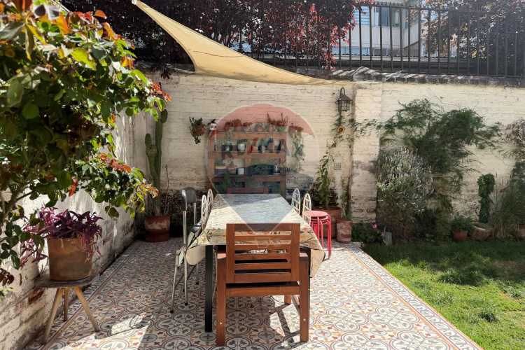 Casa neoclásica amplia y luminosa