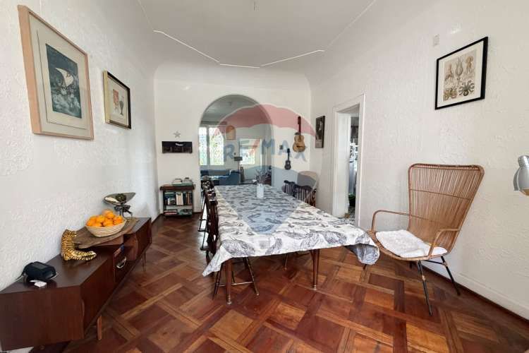 Casa neoclásica amplia y luminosa