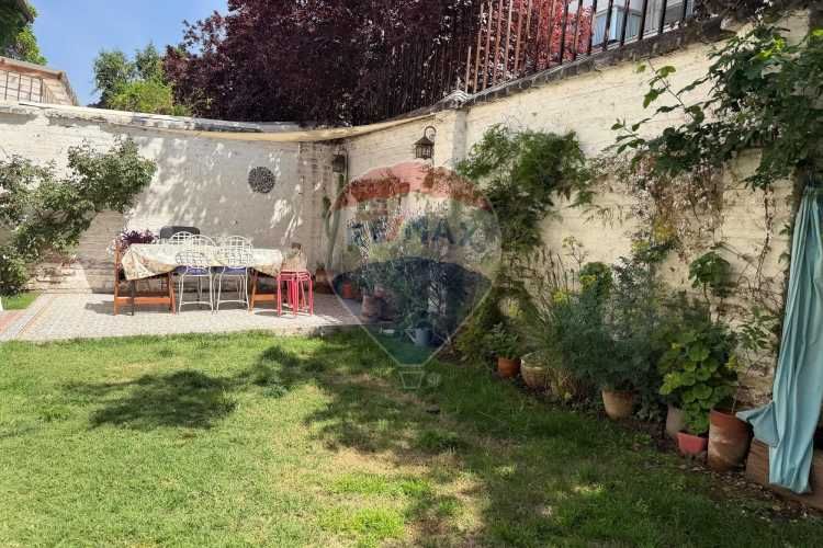 Casa neoclásica amplia y luminosa