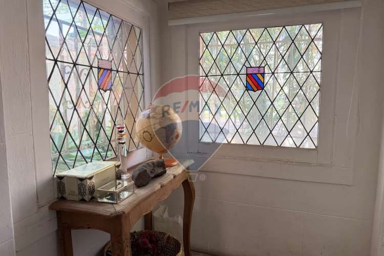 Casa neoclásica amplia y luminosa