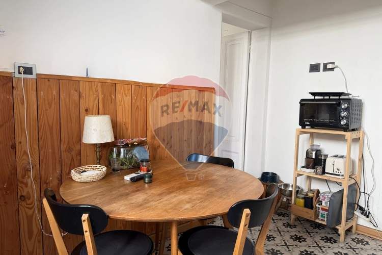 Casa neoclásica amplia y luminosa