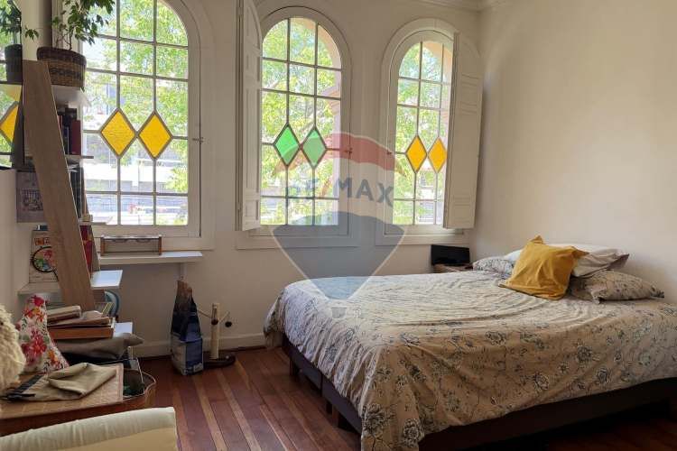 Casa neoclásica amplia y luminosa