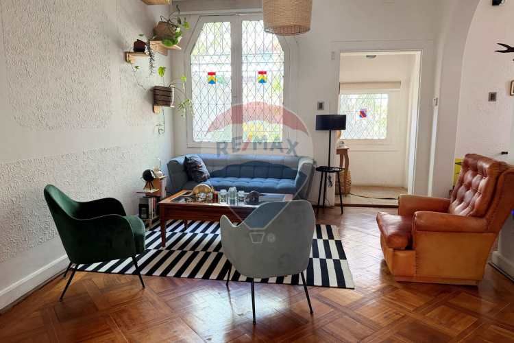 Casa neoclásica amplia y luminosa