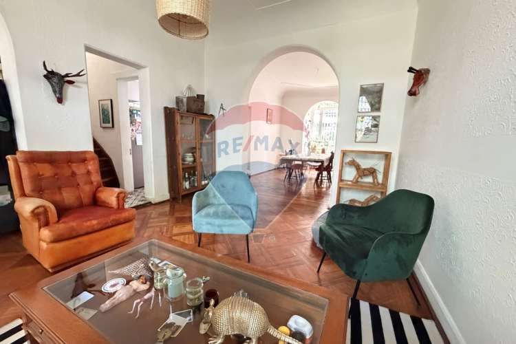 Casa neoclásica amplia y luminosa