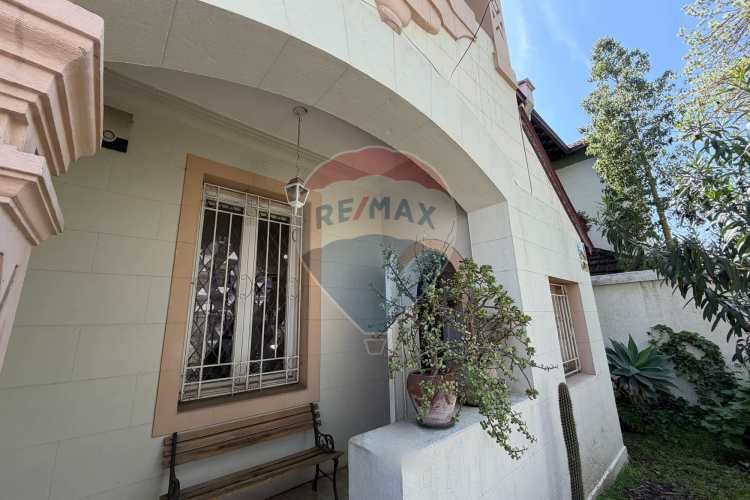 Casa neoclásica amplia y luminosa