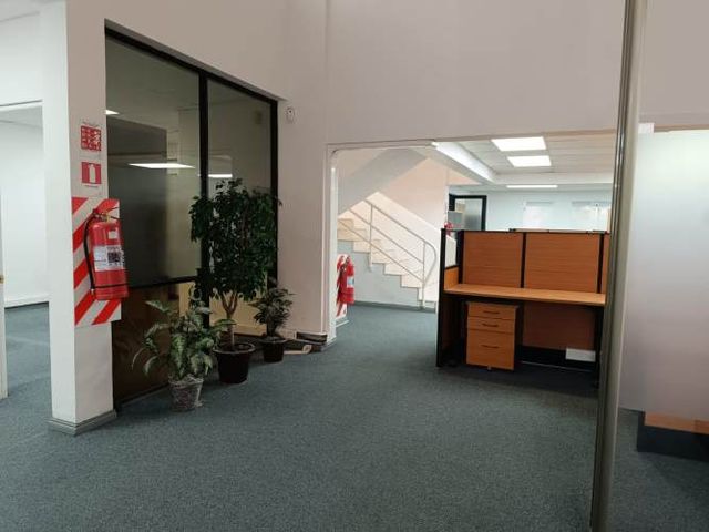 OPORTUNIDAD DE ARRIENDO DE AMPLIA OFICINA EN EDIFICIO LAS EMPRESAS