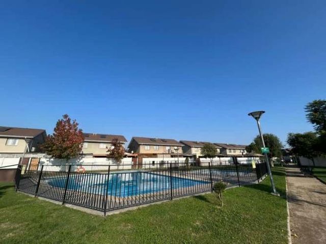 HERMOSA PROPIEDAD DE 2 PISOS EN CONDOMINIO LOS JAZ