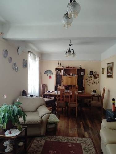 Cómoda casa de 2 pisos en pasaje seguro en barrio residencial.