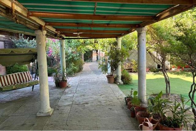 Terreno con casa a minutos del metro.