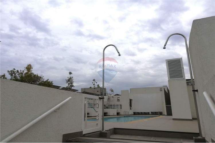 Estilo mariposa con estac. y bod. – m. las rejas