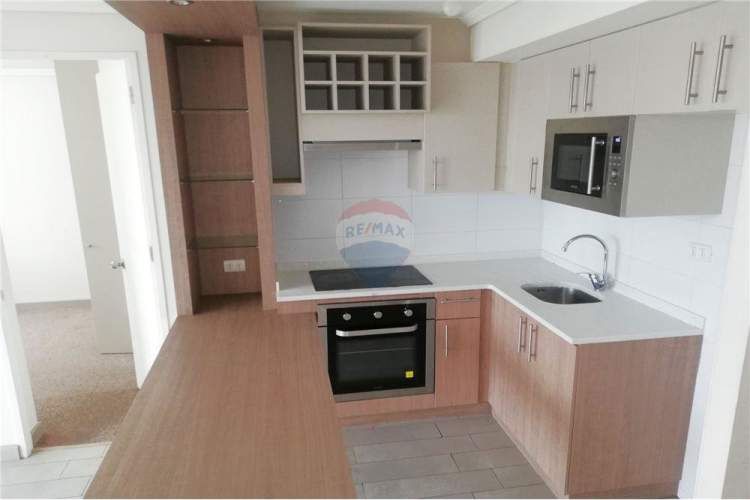 Estilo mariposa con estac. y bod. – m. las rejas