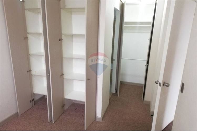 Estilo mariposa con estac. y bod. – m. las rejas