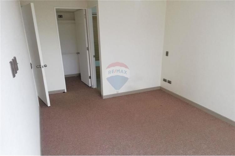 Estilo mariposa con estac. y bod. – m. las rejas