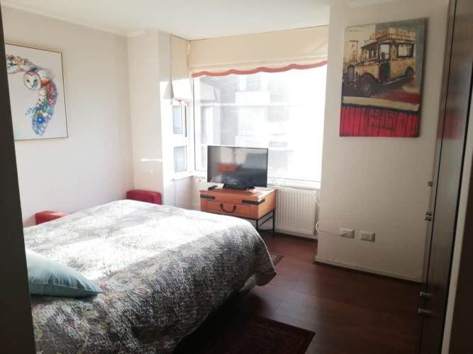 Depto amoblado con estacionamiento cercano a Clíni