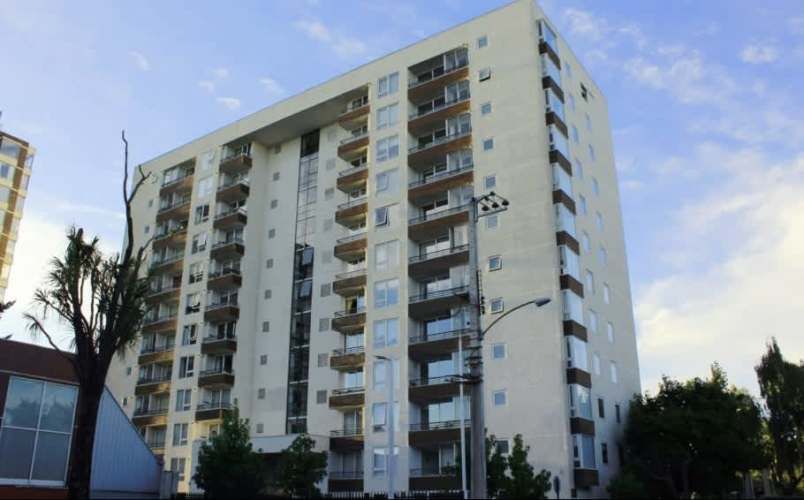 Depto amoblado con estacionamiento cercano a Clíni