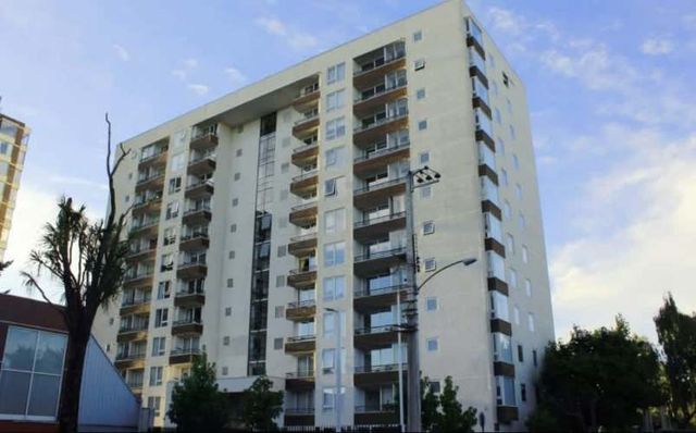 Depto amoblado con estacionamiento cercano a Clíni