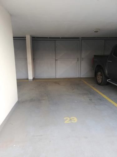 Depto amoblado con estacionamiento cercano a Clíni