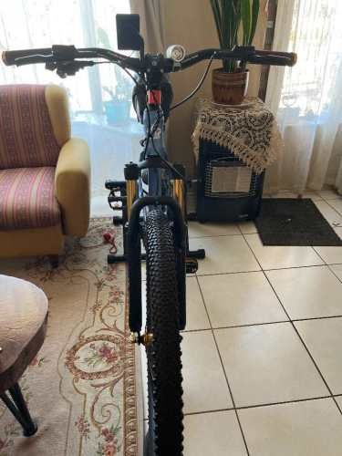 Se vende bicicleta con casco inteligente nuevos.