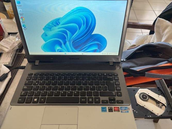 Vendo noteboock marca Samsung en excelente estado.