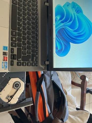 Vendo noteboock marca Samsung en excelente estado.