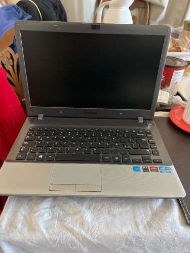 Vendo noteboock marca Samsung en excelente estado.