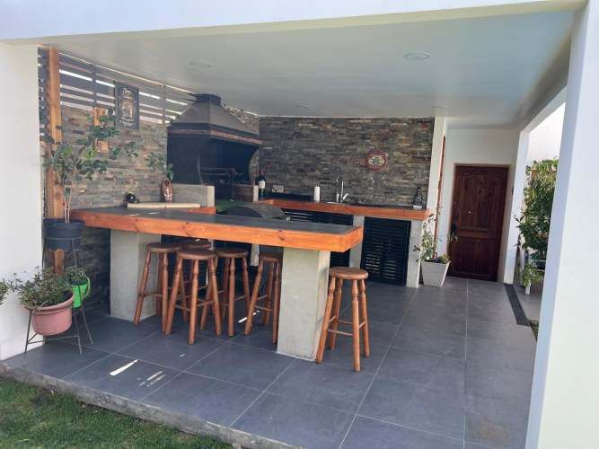 Fantástica Casa En Venta Con Dpto Interior