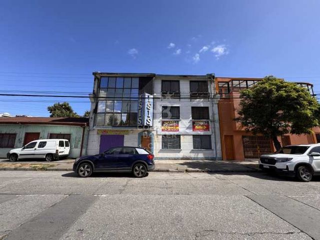 Tres casas en una, ex fábrica textil.