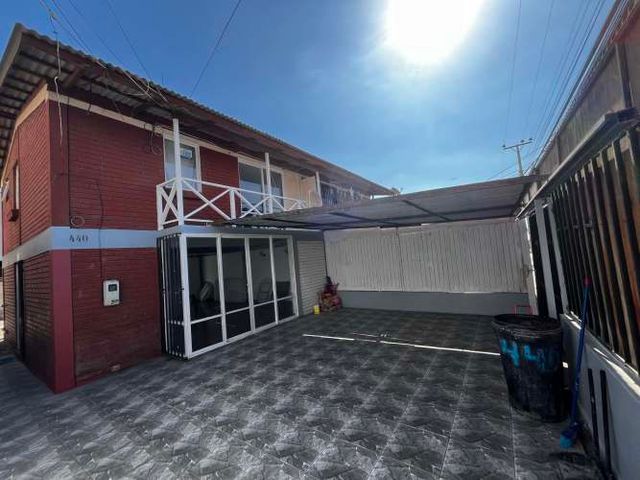 Se Arrienda Casa de 2 Pisos en Avenida Principal Juan Pablo II – Ideal para Vivienda o Negocio